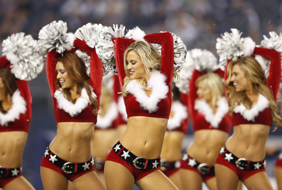 Tempo di Natale in Nfl: ecco una carrellata con le cheerleaders delle principali squadre americane, in versione Santa Claus. Partiamo con le &#39;Cowgirls&#39; di Dallas. (Reuters)